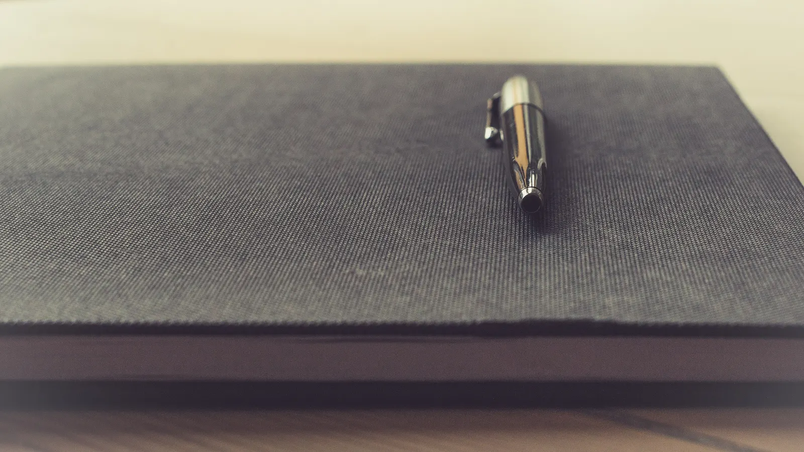 Stylo posé sur un carnet ouvert, vu de près