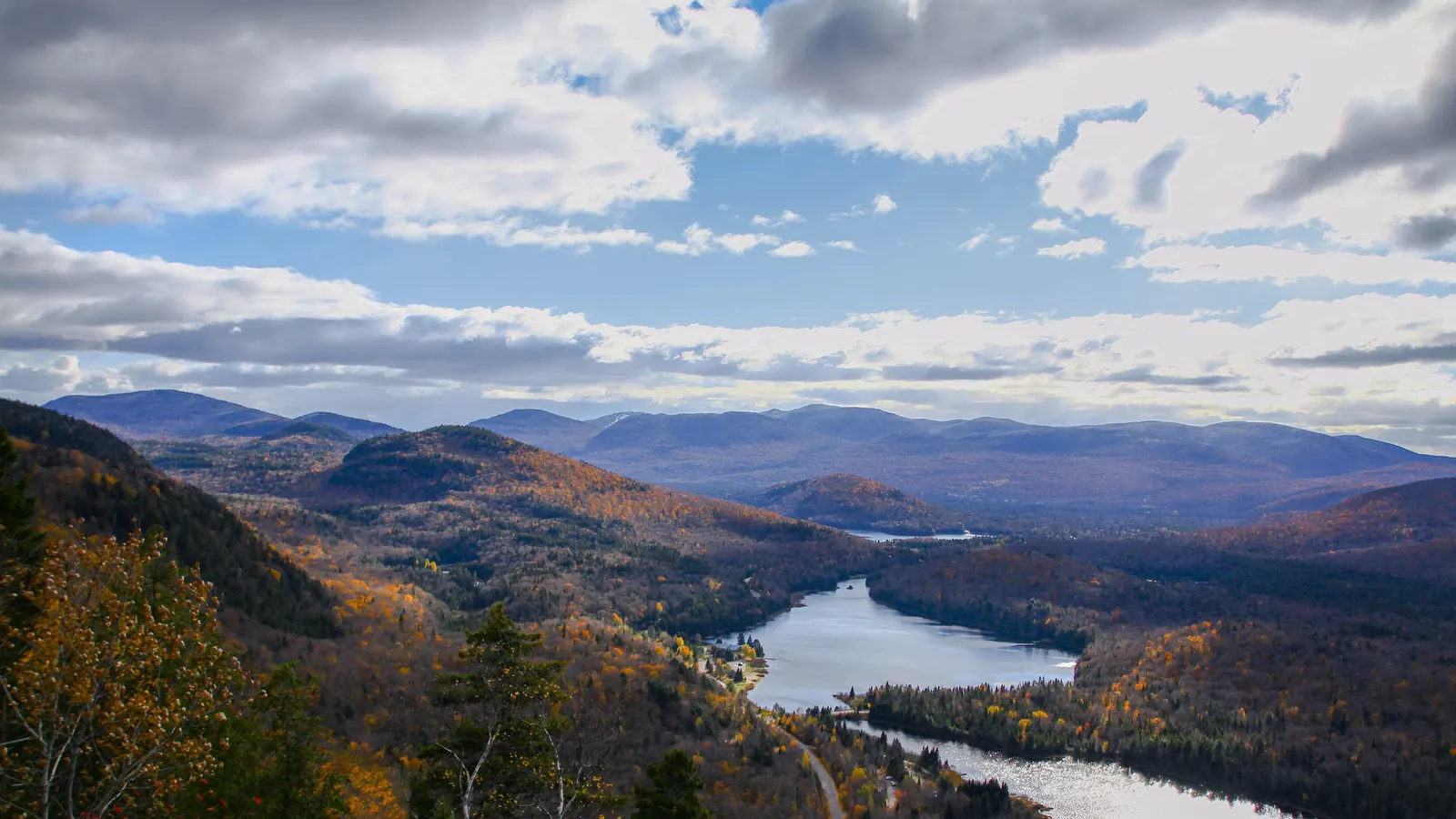 Collines couvertes d'arbres aux couleurs d'automne à Mont-Tremblant, sous un ciel dégagé